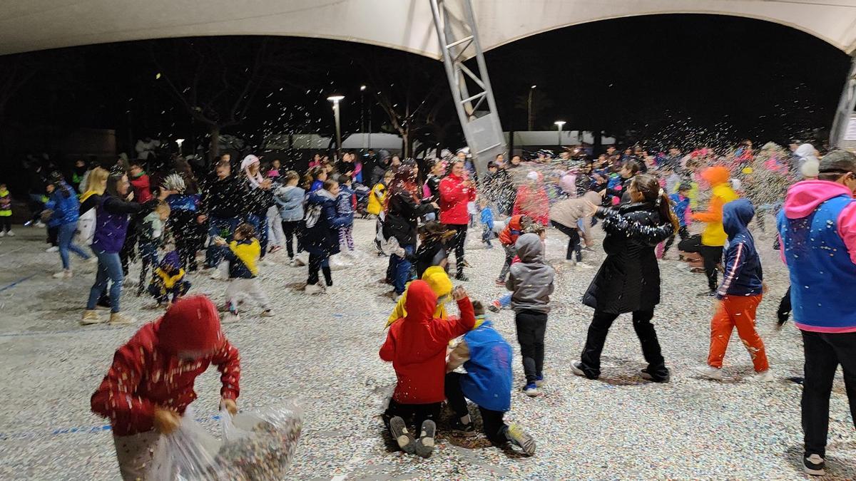 Batalla de confeti en el Carnaval de Vinaròs.