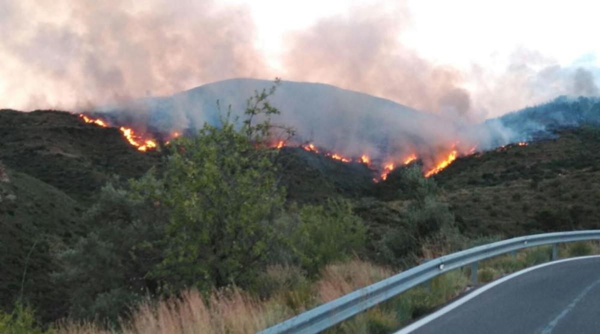 Un incendio amenaza la Calderona en Gátova