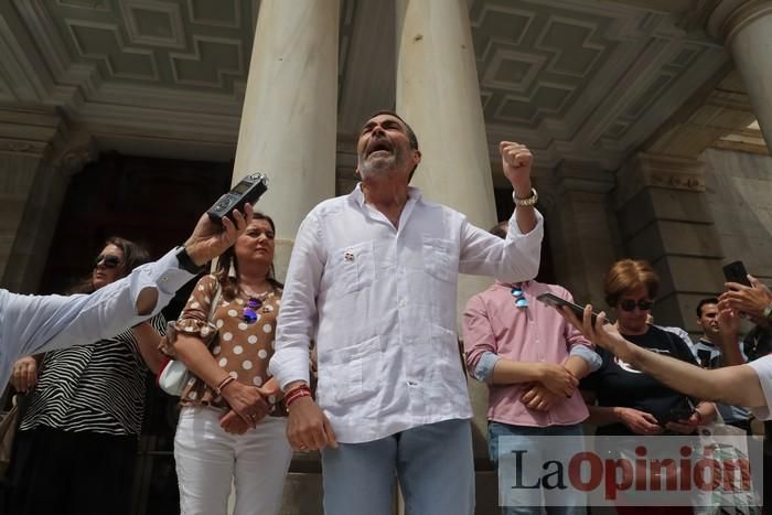 Cientos de personas protestan frente al Ayuntamiento de Cartagena por el pacto entre PP, PSOE y Cs