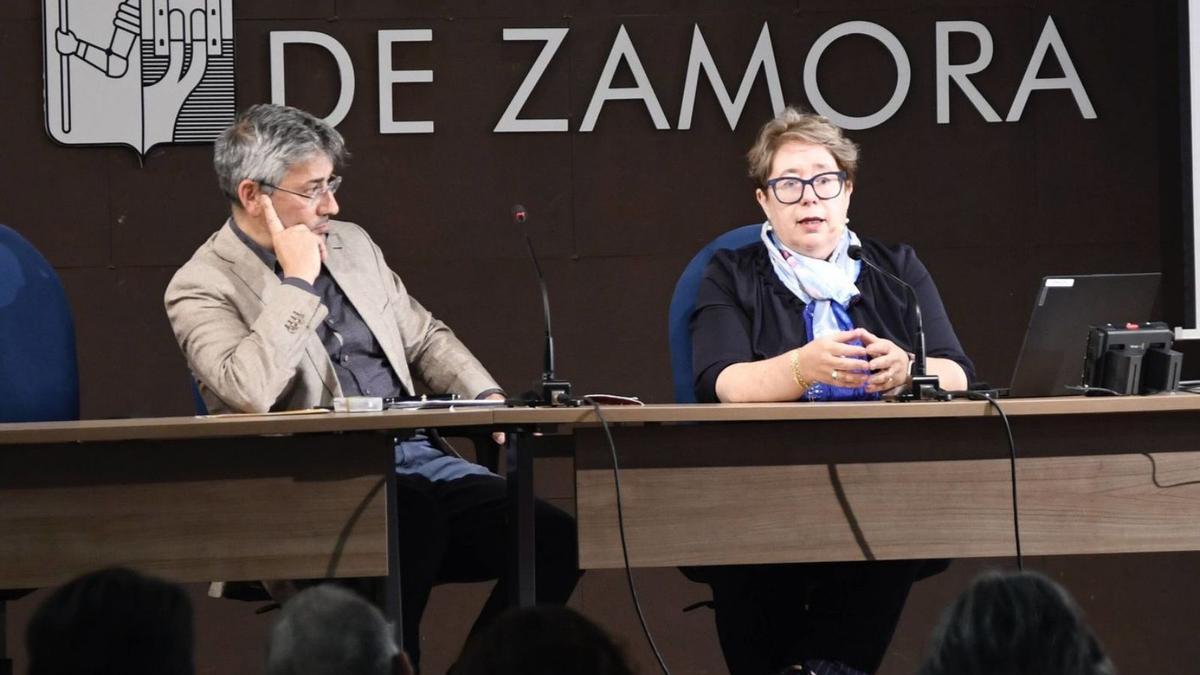 Arsenio Dacosta y Matilde Olarde durante la charla en la Alhóndiga. | M A. LORENZO