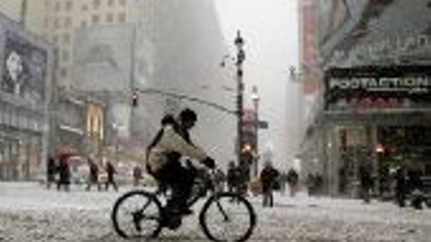 LA NIEVE PARALIZA LA COSTA ESTE DE ESTADOS UNIDOS