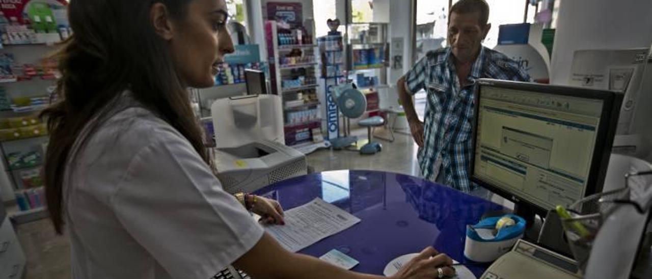 Las farmacias quieren realizar controles de enfermos a domicilio