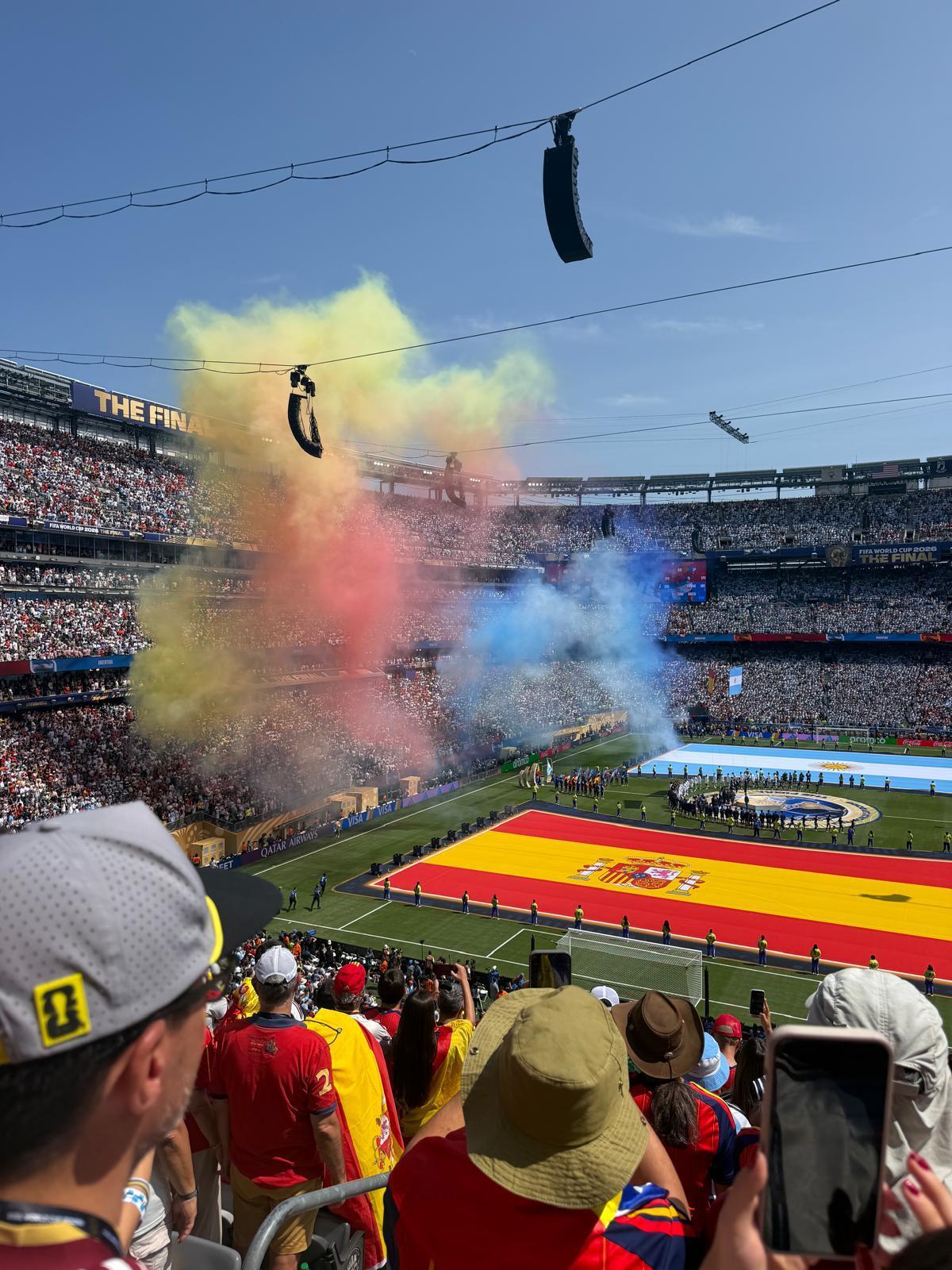 Fernando Puig, Emilio Gálvez, Julio Paulo, Fernando Roca y Álex Cabezas, aficionados castellonenses en la final del Mundial 2026.