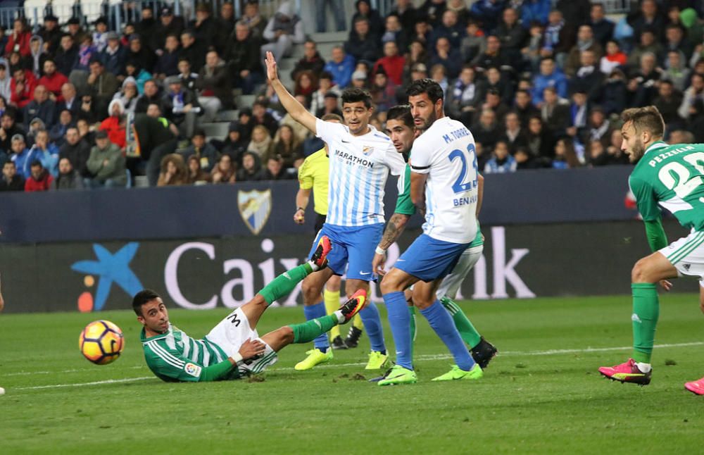 Las imágenes del derbi andaluz en La Rosaleda, que estuvo precedido de un minuto de silencio en memoria de Pablo Ráez. Sobre el césped, el conjunto bético remontó un choque en el que el Málaga CF no estuvo bien.