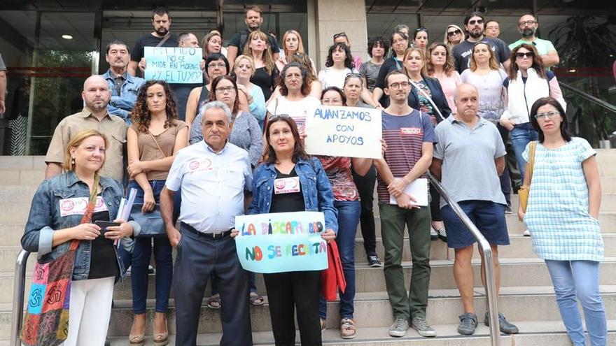 Padres y madres de niños con necesidades especiales, ayer durante la movilización a las puertas de la Consejería.