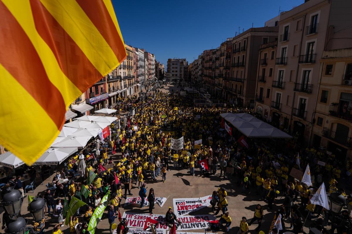 La convocatoria en Tarragona ha llegado a la plaza de la Font, dónde se han leído los manifiestos.