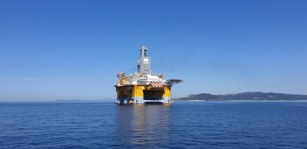 Una gigantesca plataforma petrolífera hace escala en Cíes