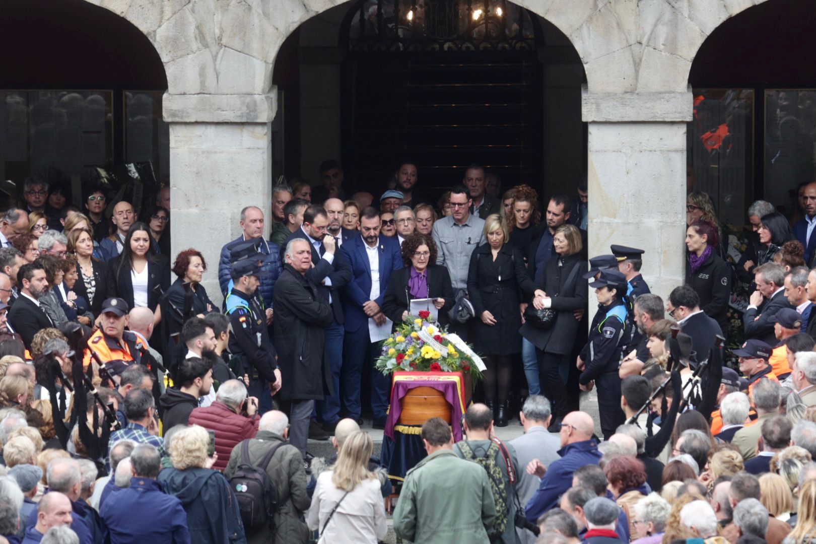 EN IMÁGENES: Mieres se echa a la calle para despedirse de su Alcalde, Aníbal Vázquez