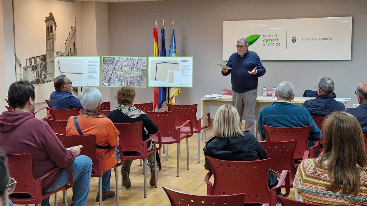El alcalde Jesús Ros explica el Plan Ficus a los vecinos y vecinas de Torrent.