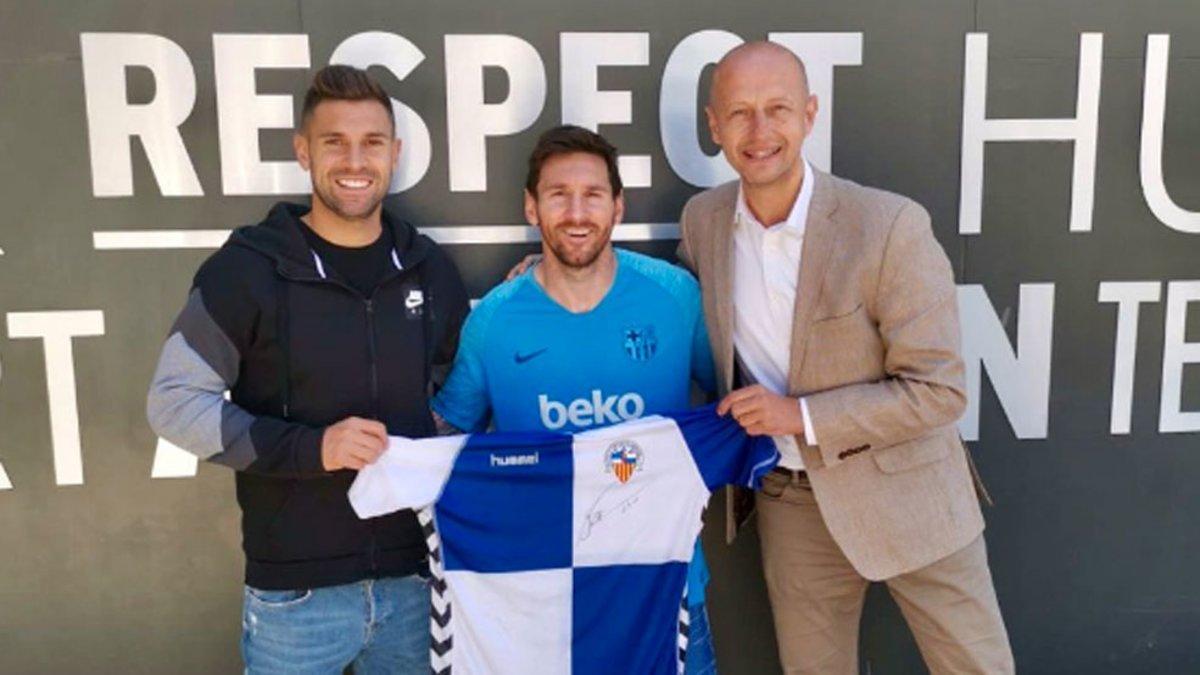 Delmonte (izquierda) y Calzada (derecha) posaron con una camiseta del Sabadell junto a Messi