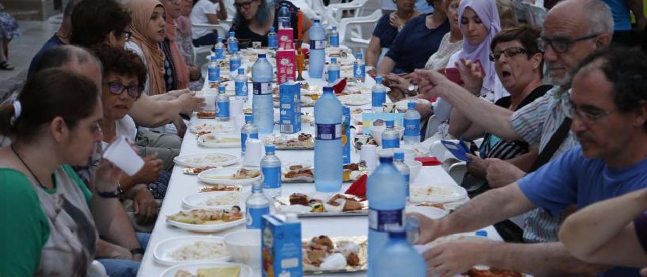 La comunidad musulmana de Alzira celenbra el fin del Ramadán, en una imagen de archivo. | VICENT M. PASTOR