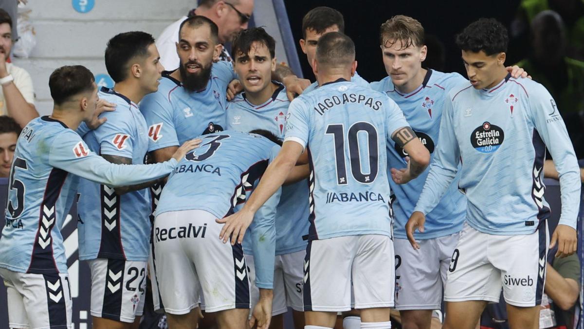 Los jugadores celestes celebranel gol de Miguel Román al Levante.