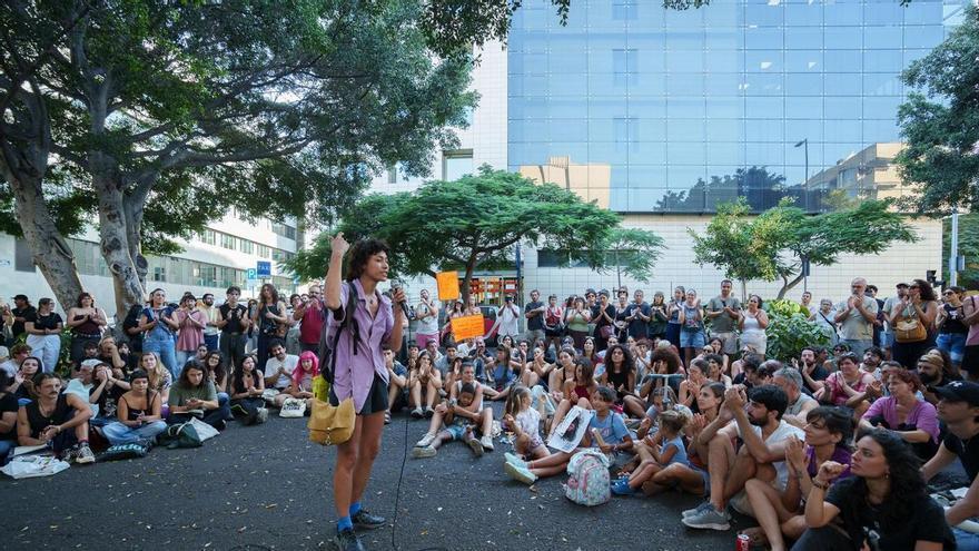 Asamblea ciudadana por la vivienda frente a la sede de Presidencia del Gobierno de Canarias en Santa Cruz