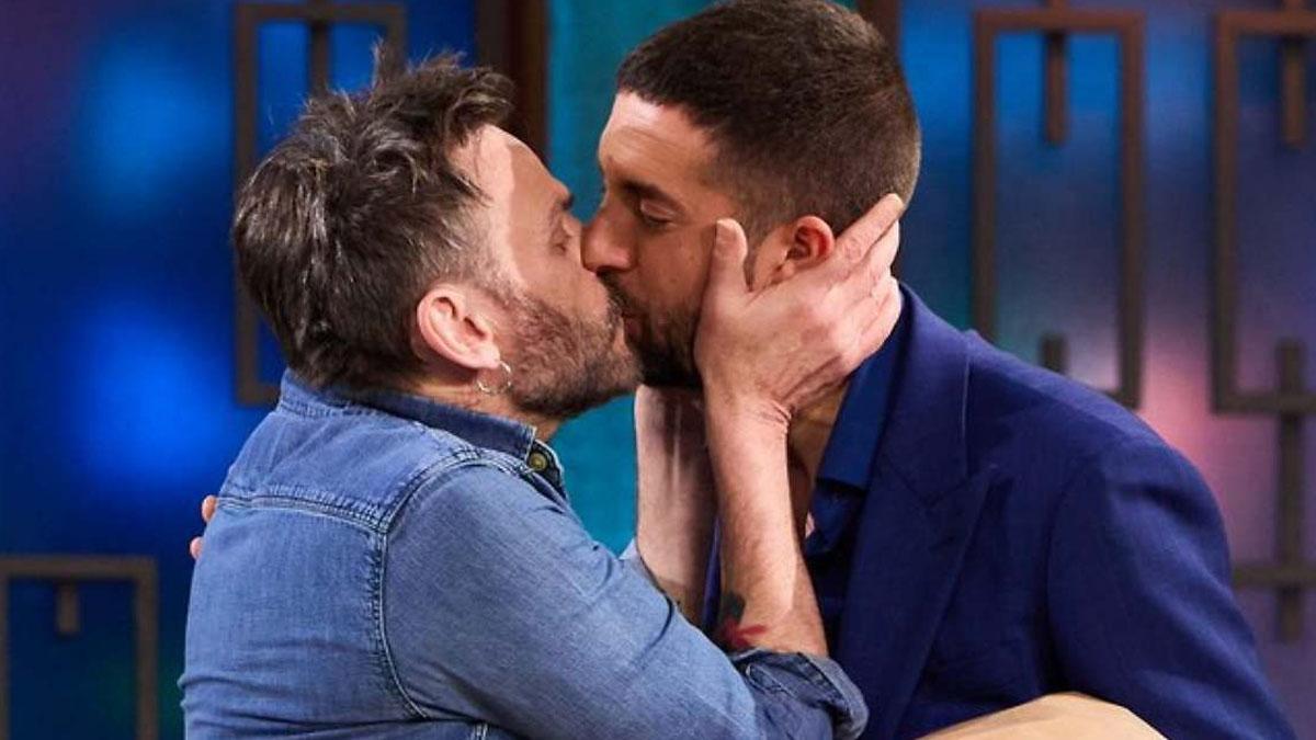 Fernando Tejero y David Broncano se besan en 'La revuelta'