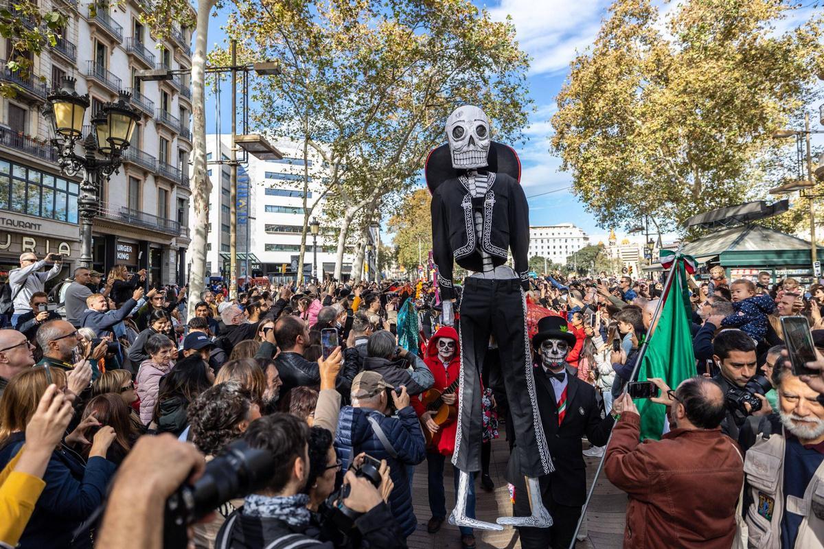 Espectacular desfile de Catrinas por La Rambla