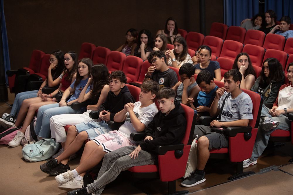 Alumnos del IES María Moliner demuestran su talento sobre un escenario en su despedida de la ESO