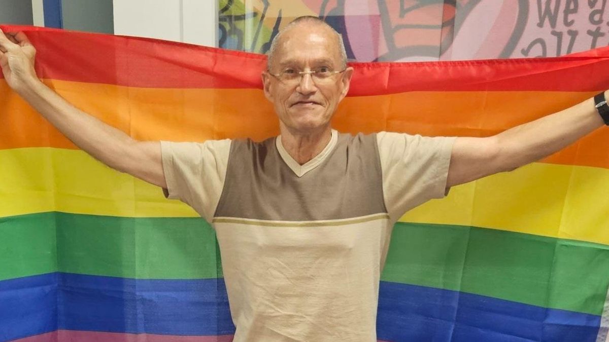 Gonzalo Carbonell posa con la foto arcoiris.