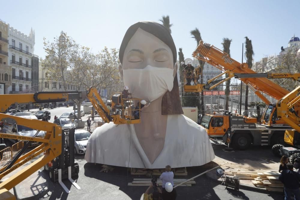 Colocan una mascarilla a la figura de la falla municipal