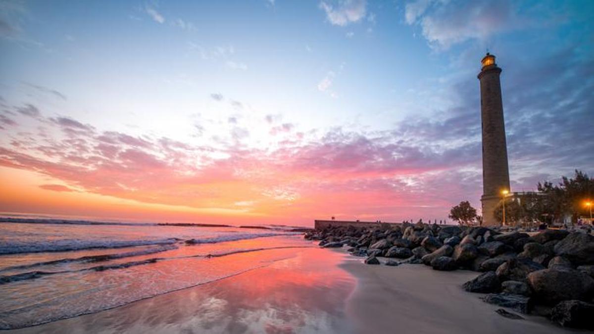 Los atardecerse en la Playa de Maspalomas siempre tiene al fato como protagosnista