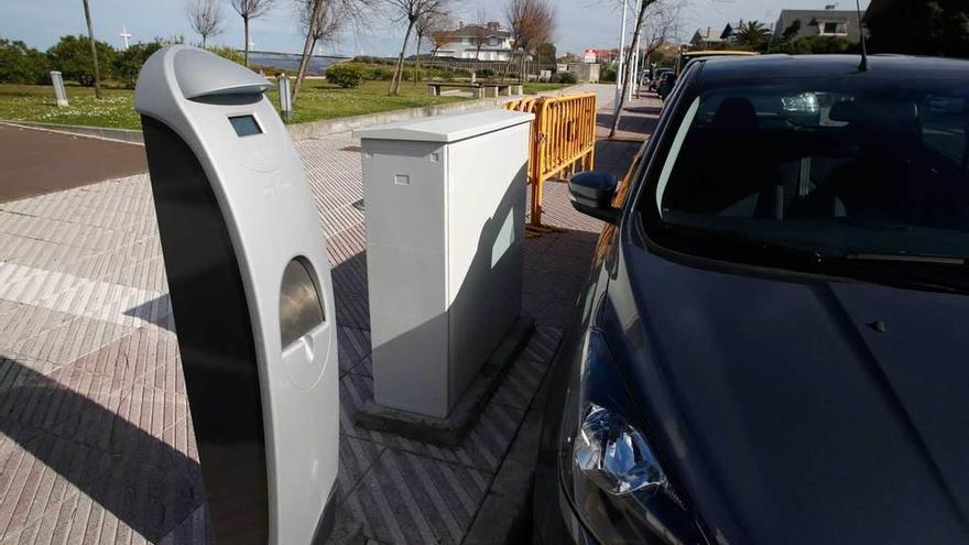 Zona de repostaje para vehículos eléctricos en la calle Pablo Laloux, en Salinas.