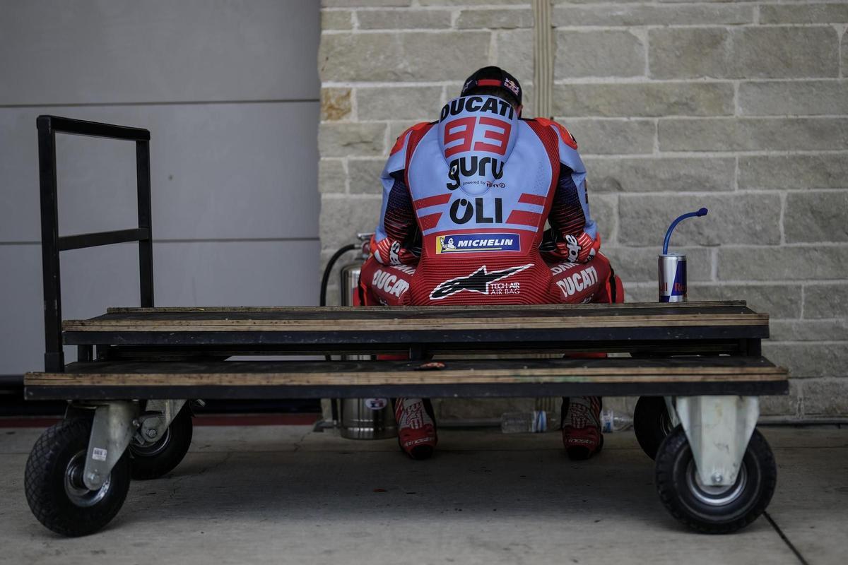 Marc Márquez, pensativo, tras su boxe, antes de subirse a su Ducati