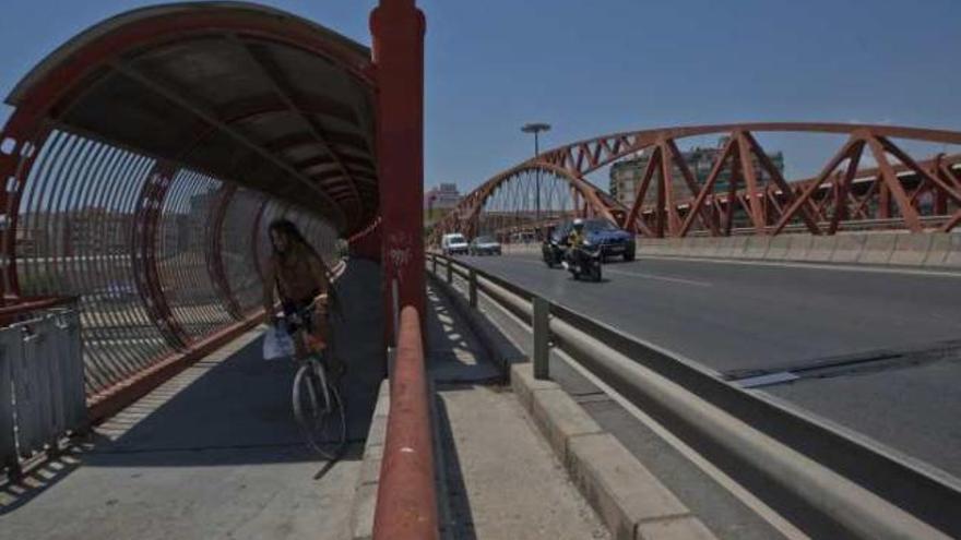 Imagen reciente del &quot;puente rojo&quot; de la Gran Via, que Fomento no contempla derribar.