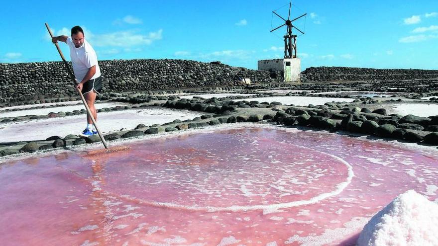 Un operario en las Salinas de Tenefé, en Gran Canaria.