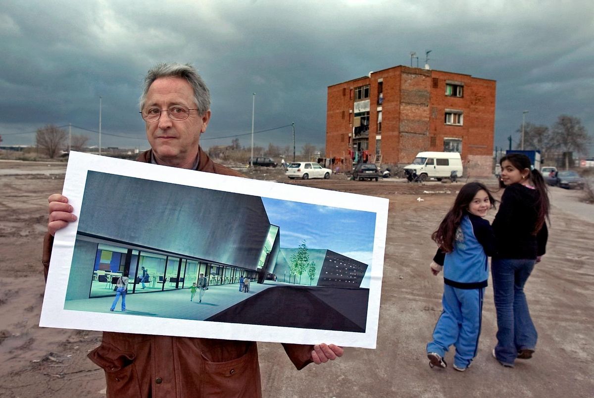 Josep Gassó muestra un dibujo de la sede actual de Fundesplai en los terrenos que hoy ocupa la entidad en El Prat, en una imagen de 2005.