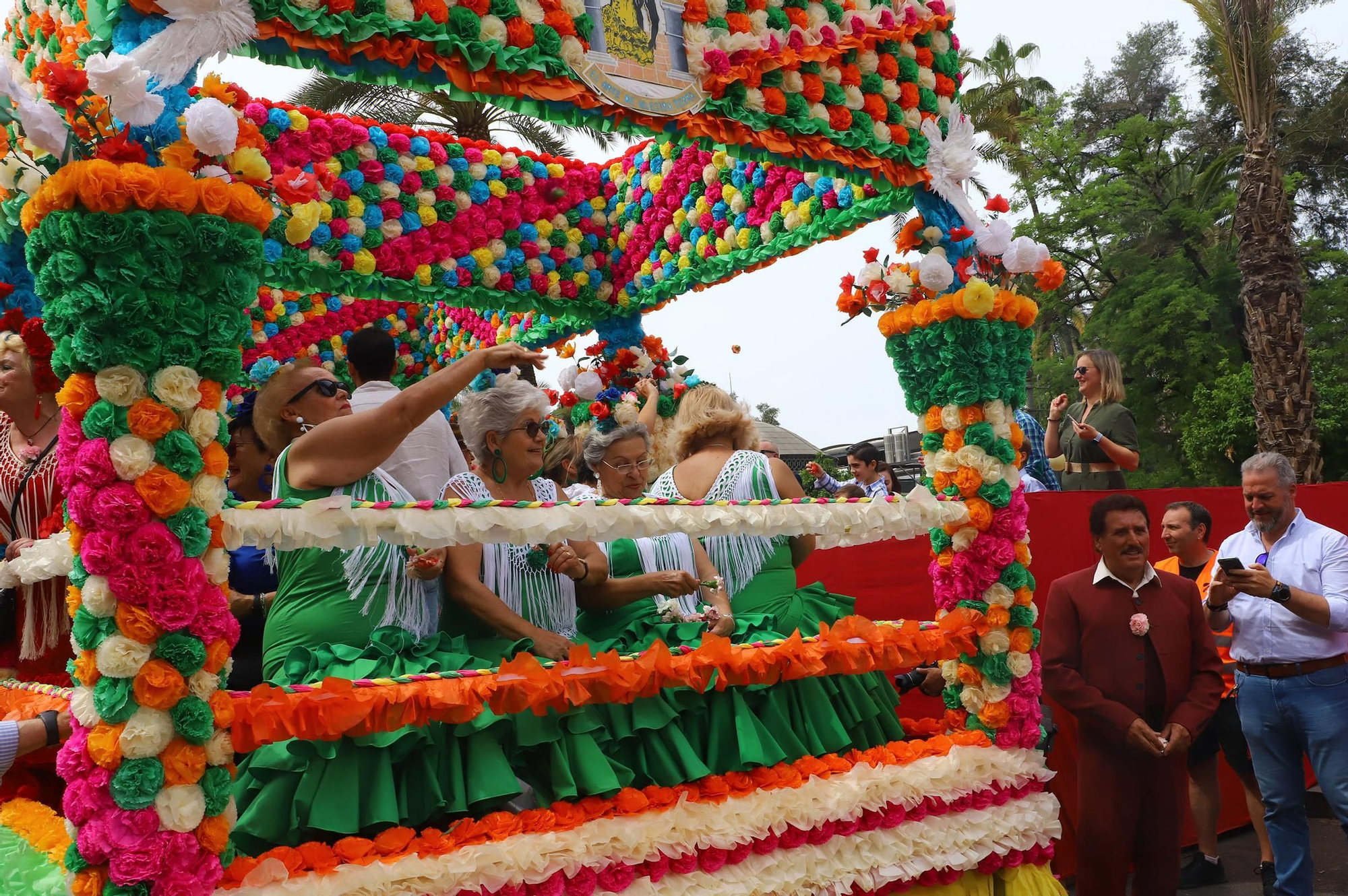 La Batalla de las Flores abre el Mayo festivo en Córdoba con 90.000 claveles