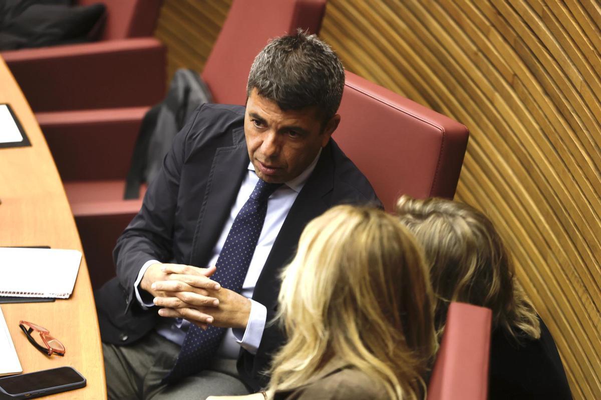 Mazón habla con dos compañeras del Grupo Popular, este miércoles en las Corts