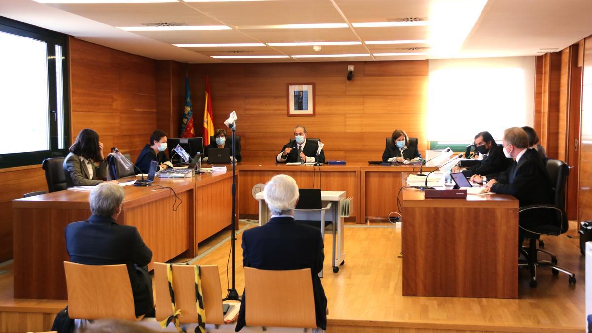 L&#039;expresident d&#039;Escal UGS, Recaredo del Potro (dreta) i l&#039;exconseller delegat, José Luis Martínez Dalmau (esquerra), asseguts al banc dels acusats en la primera jornada del judici del Castor