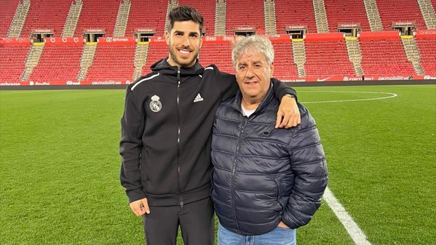 Asensio y su padre, ayer sobre el césped del Visit Mallorca Estadi.