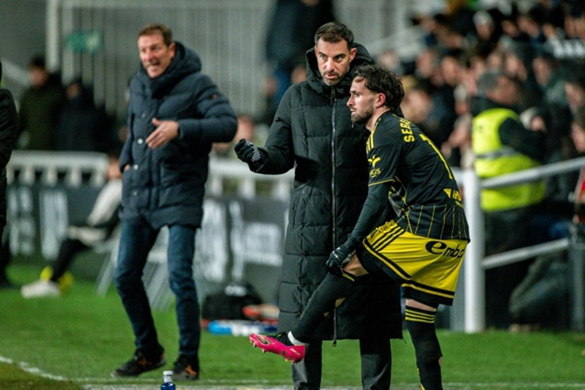 Ramis da instrucciones mientras Sellés habla con Moyano en el partido de la primera vuelta.