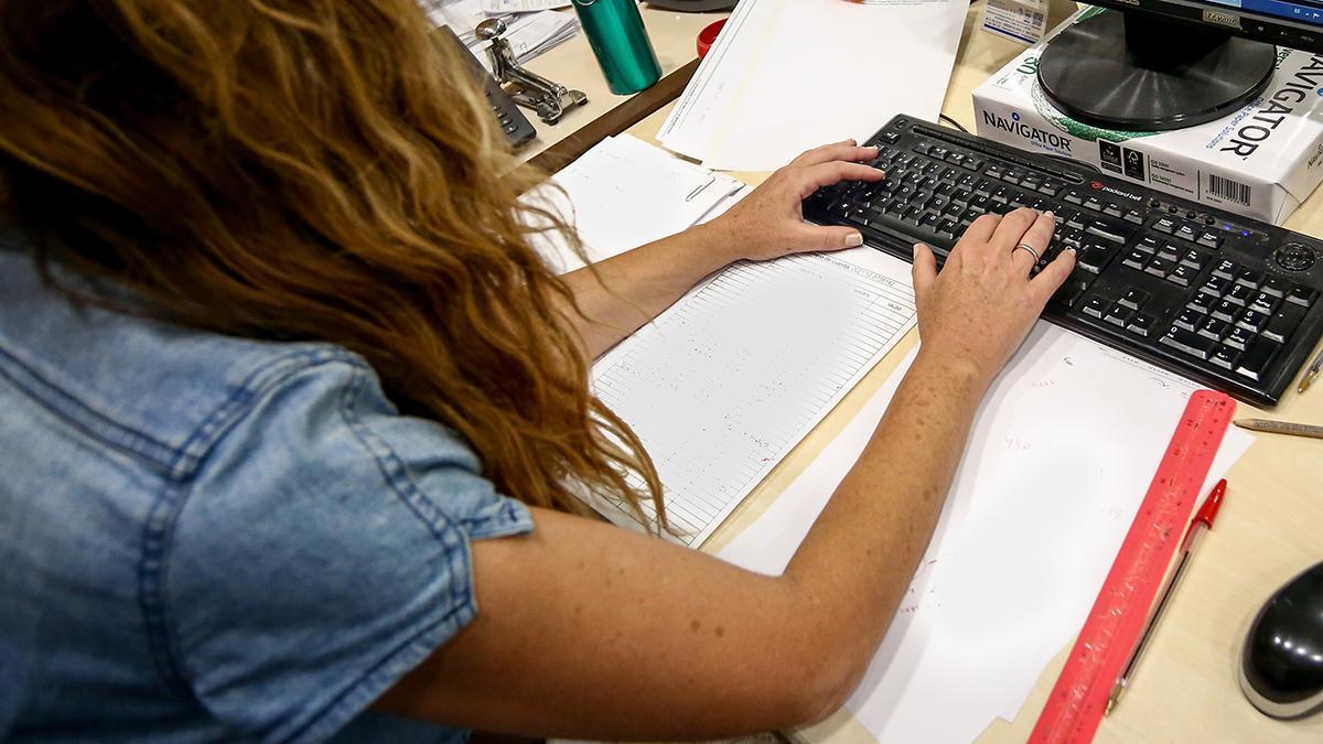 Una mujer trabaja en una oficina