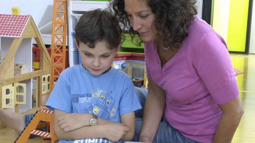 Anabel Cornago con su hijo Erik en una sesión de estimulación.