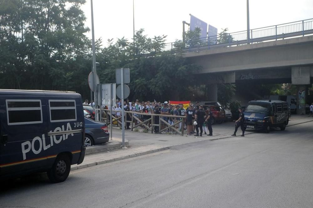 Los aficionados del Elche, escoltados antes del pa