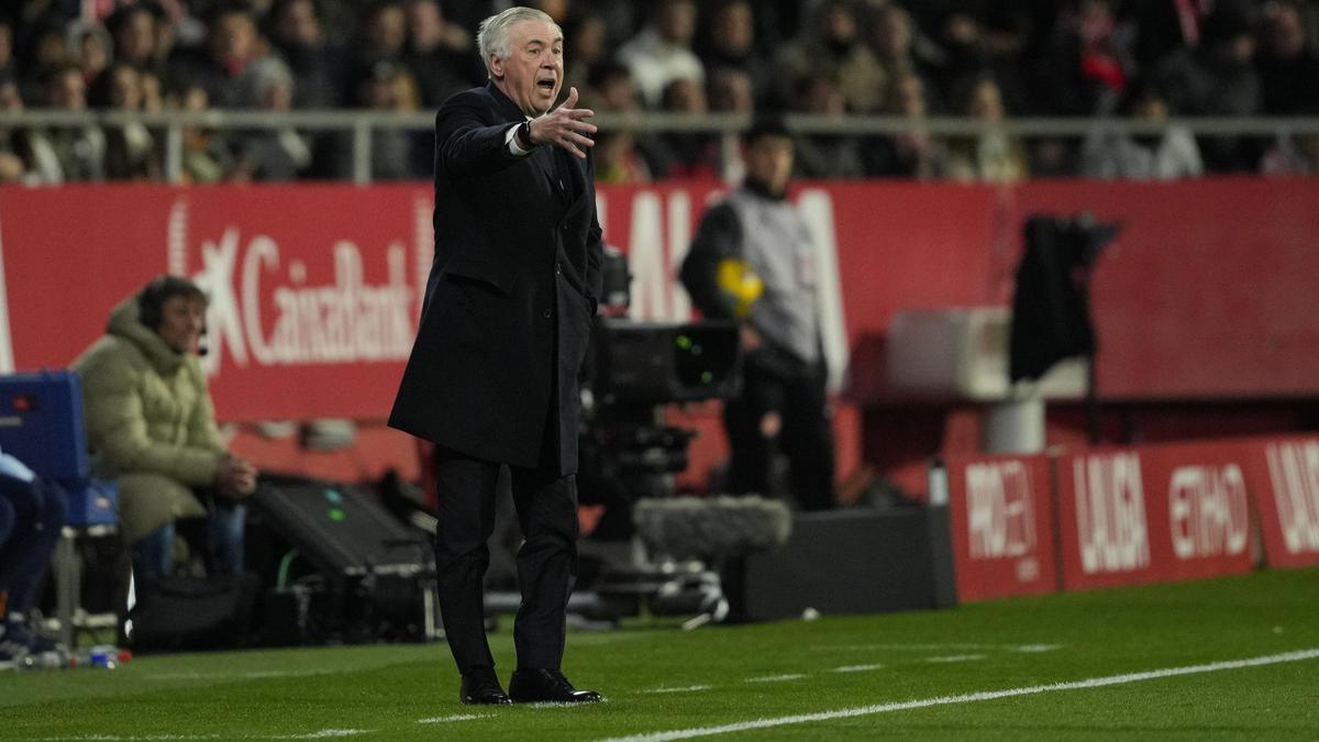 Ancelotti da instrucciones a sus jugadores en el Girona-Madrid de Montilivi.