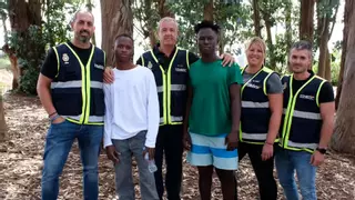 Emotivo reencuentro entre policías y supervivientes del cayuco que volcó en El Hierro