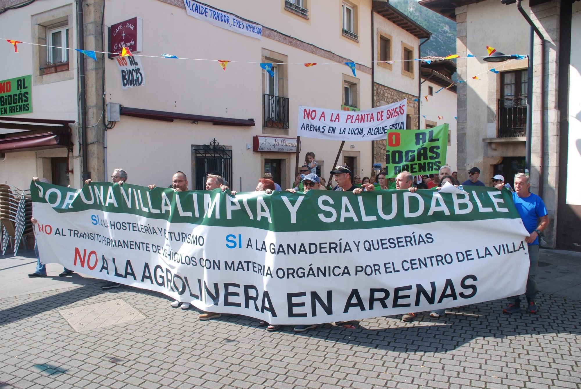 Manifestación contra la planta de biogás en Arenas de Cabrales