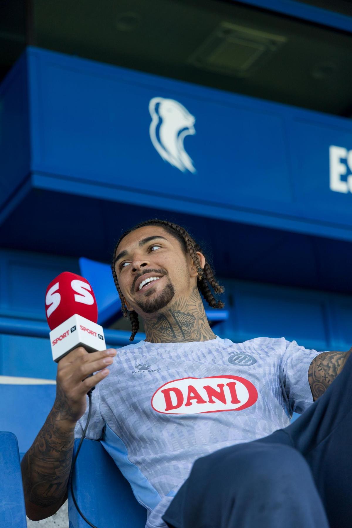 Tyrhys Dolan, futbolista del Espanyol, con el micrófono de SPORT