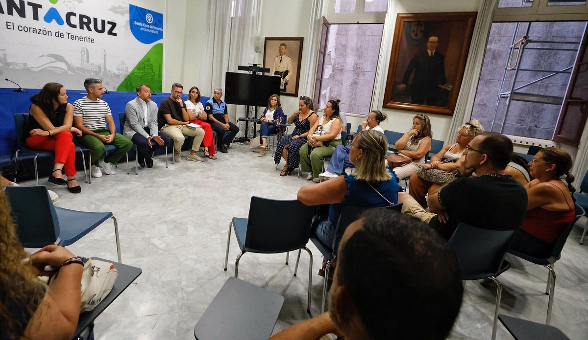 Un momento de la reunión del alcalde con representantes de los grupos que ensayan en La Salud.