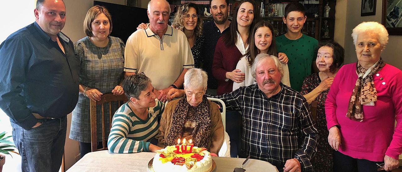 Estrella celebró su 107 cumpleaños, ayer, junto a los familiares más allegados.   | // BERNABÉ/ANA AGRA