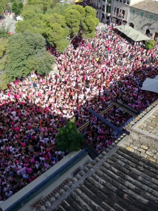 In Anlehnung an eine Dorflegende erfanden die Menschen in Sineu eine Fabelgestalt, halb Stier, halb Teufel, mit einer rosa Blume geschmückt: den Muc. Unter diesem Namen wurde er erstmals 2003 gefeiert. Seither strömen Jahr für Jahr, stets am 14. August, immer mehr rosa bekleidete Anhänger nach Sineu.