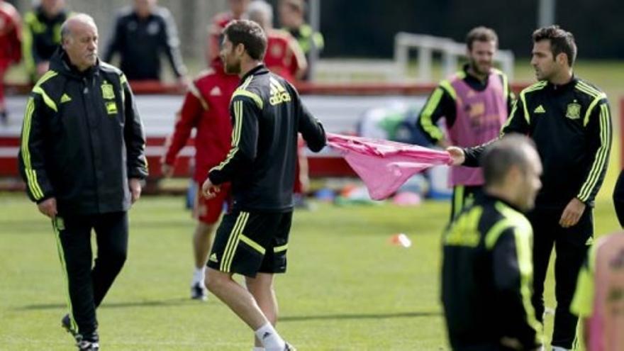 Del Bosque le pide a Cesc su peto para dárselo a Xabi