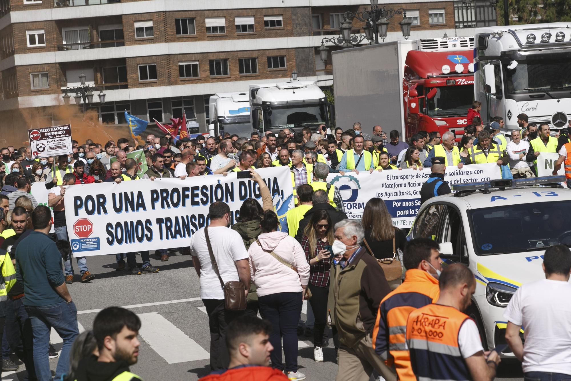 EN IMÁGENES: Los transportistas inundan las calles de Oviedo de camiones para visibilizar su protesta