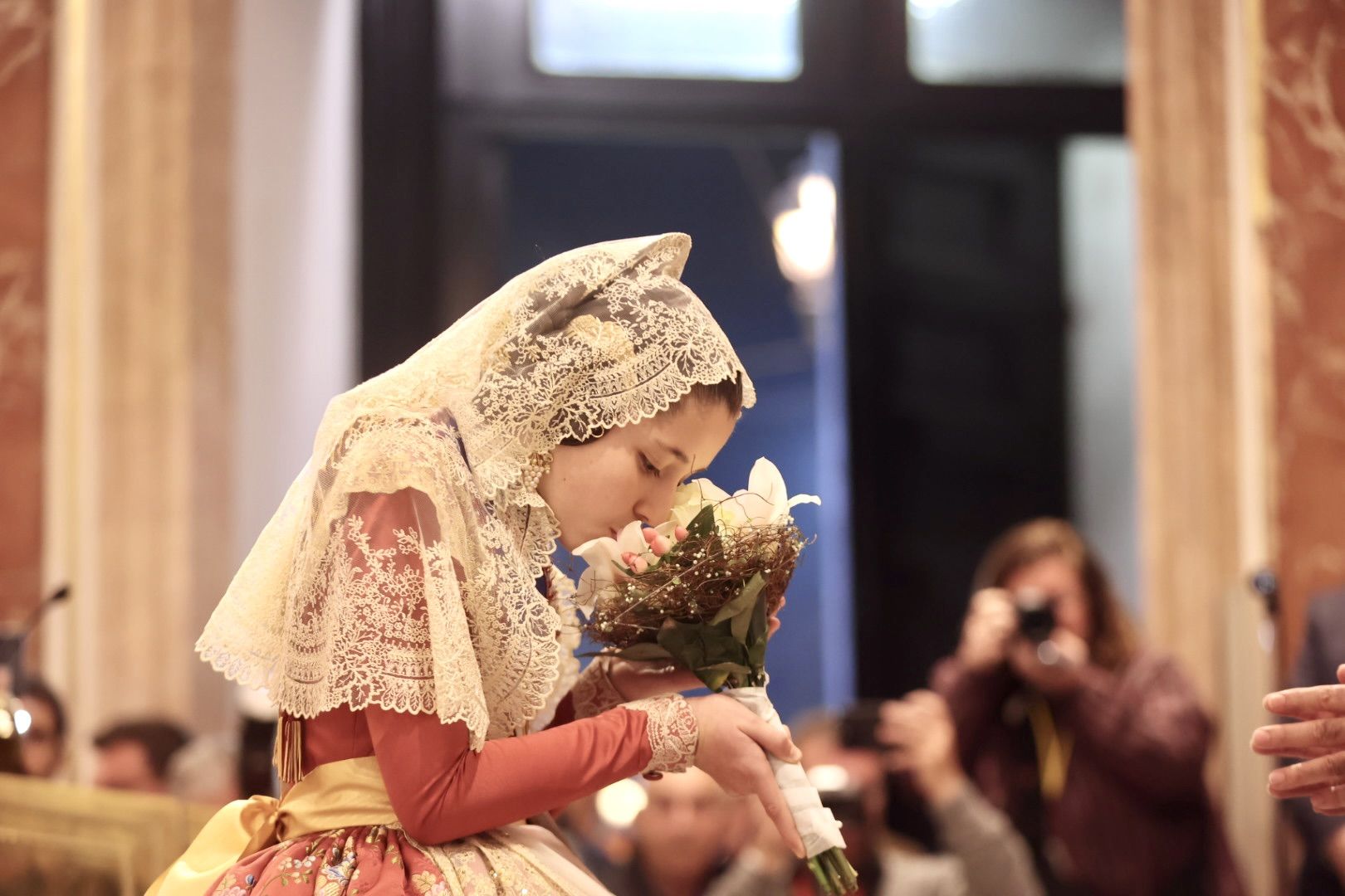 Ofrenda Fallas 2023 | Así ha sido la llegada de Paula Nieto a la plaza de la Virgen