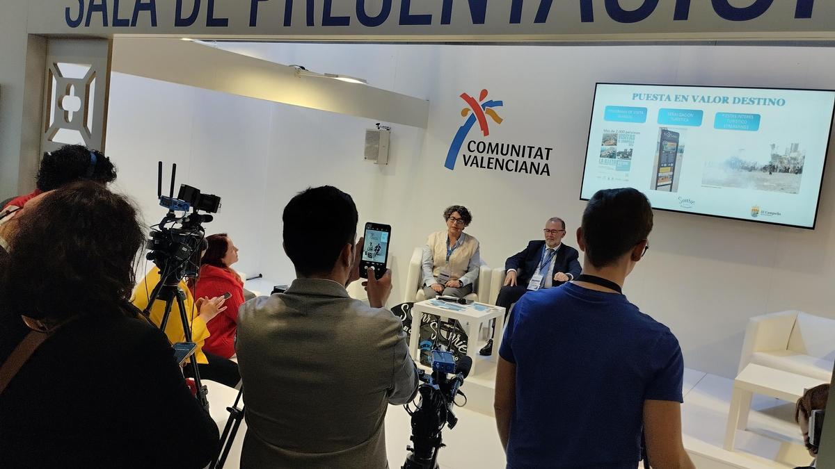 El alcalde de El Campello, Juanjo Berenguer, y la concejala de Turismo y Eventos, Marisa Navarro, presentan Publificción en Fitur