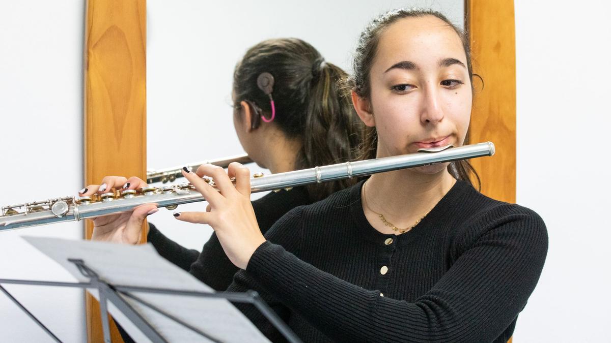 24.2.23 - sant esteve ses rovires - escuela de musica - Abril Vargas que toca la flauta travesera en una orquesta de  musicos con implante cloquear - - foto anna Mas