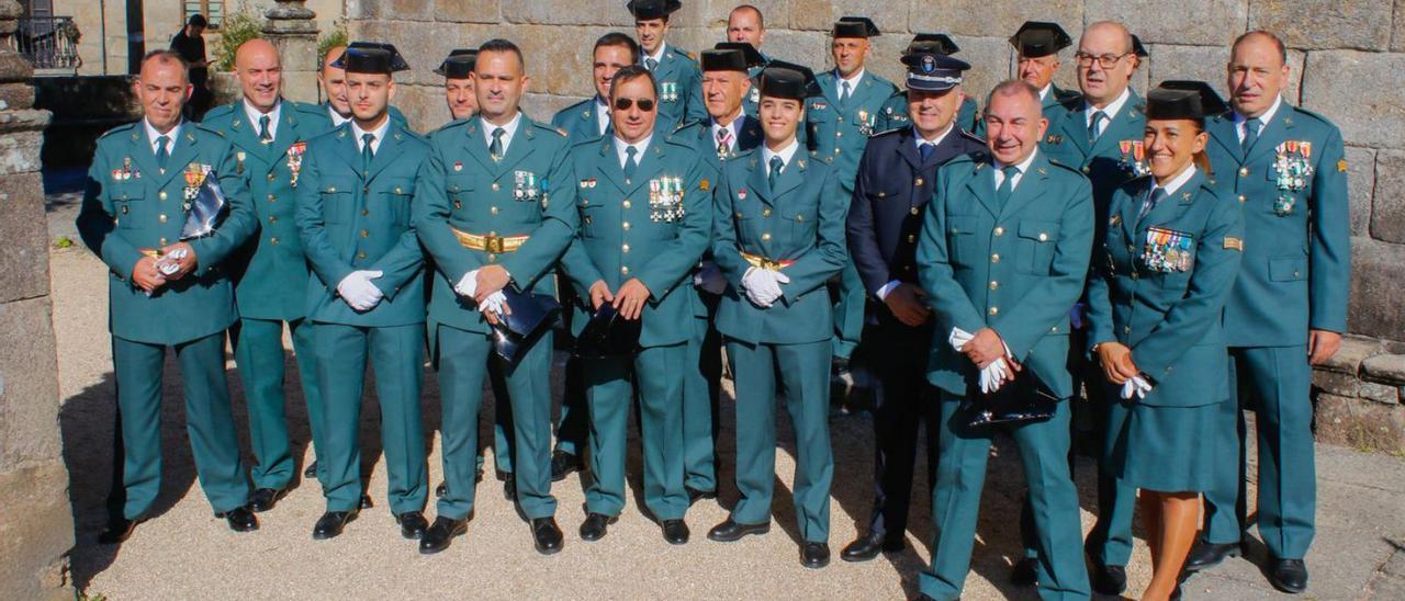 Agentes de la Guardia Civil a las puertas de la iglesia de San Bieito de Cambados.