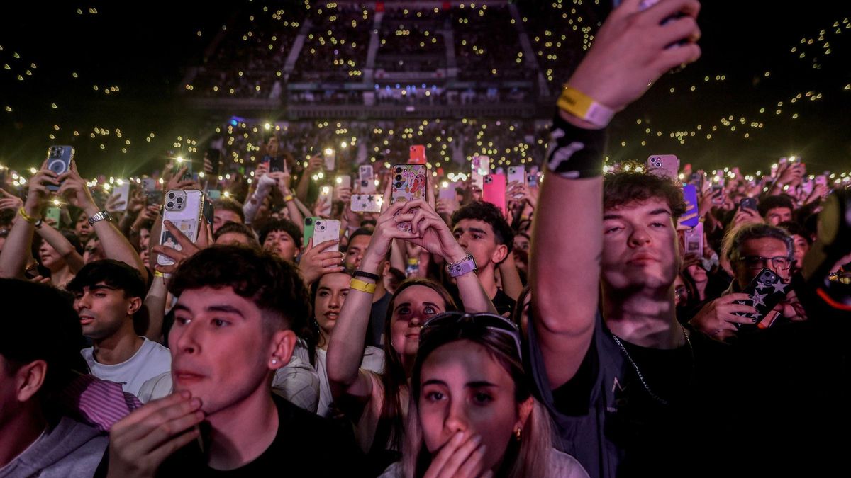 Público durante el concierto del cantante Myke Towers en el WiZink Center.